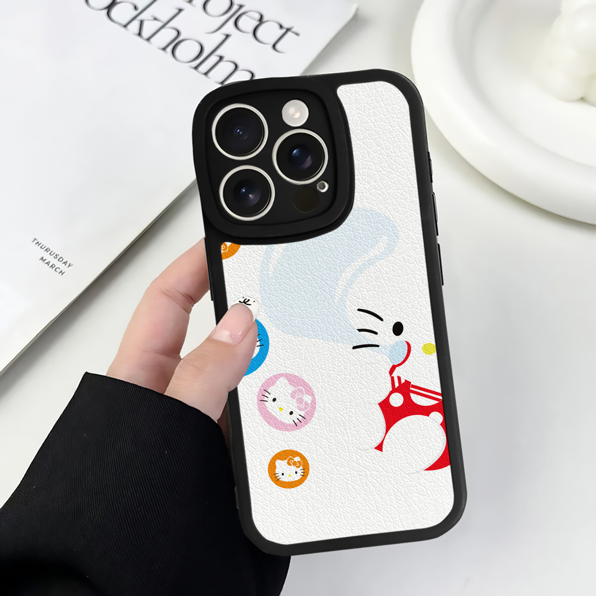 （画像用） Hello Kitty ハローキティ 【iPhone 16シリーズ対応】シリコンスマホケース（レザー調） 材質：シリコン